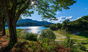 列蒂薩爾托湖與群山樹木等攝影圖片