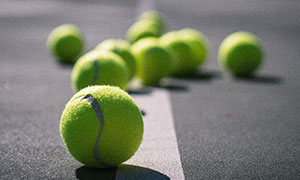 散落在球場的幾枚網球攝影高清圖片