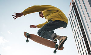 躍在半空中的滑板人物攝影高清圖片