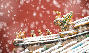 古建房顶祈福灵兽雪景摄影高清图片