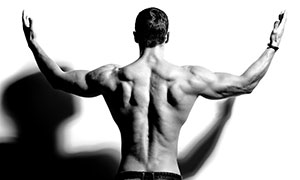展示背部肌肉男子黑白摄影高清图片
