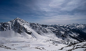 高海拔地区连绵起伏的雪山高清图片