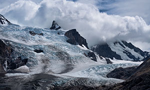 白云与白雪皑皑的群山摄影高清图片