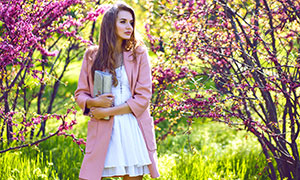 春暖花开粉色大衣服饰美女摄影图片