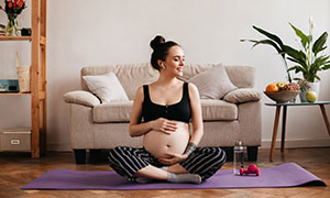 居家环境孕期瑜伽美女摄影高清图片