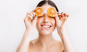 戴橙子图案眼罩的美女摄影高清图片