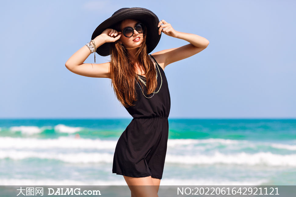 海边沙滩黑色裙装美女摄影高清图片