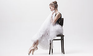 坐椅子上的芭蕾舞美女攝影高清圖片