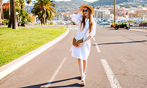 城市道路上的白裙美女攝影高清圖片