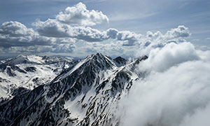 高耸入云雪山之巅自然风光高清图片