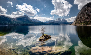 清澈湖水与远处的山峦摄影图片素材