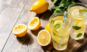 黄柠檬与两杯柠檬水饮摄影高清图片