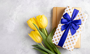郁金香花朵與精心包裝的禮物盒圖片