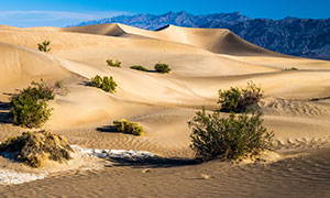 沙漠與連綿的群山風光攝影高清圖片