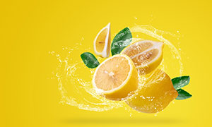 飛濺水花與酸爽黃檸檬攝影高清圖片