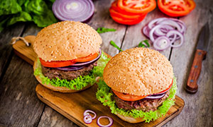 牛肉蔬菜搭配的汉堡包摄影高清图片