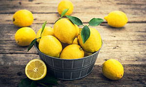 摆放在桌上的新鲜柠檬摄影高清图片