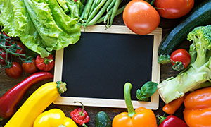 一块小黑板与新鲜蔬菜摄影高清图片