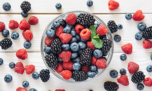 玻璃碗里的蓝莓桑果等水果高清图片
