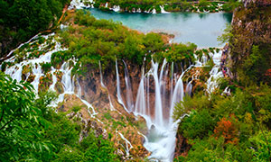 山间树木湖泊瀑布美景摄影高清图片
