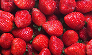 个头大香甜诱人的草莓摄影高清图片