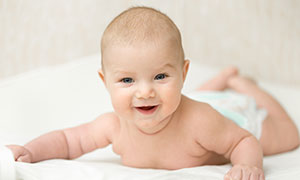 在床上玩耍的开心宝宝摄影高清图片