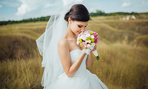 在闻着花香的新娘外景婚纱摄影图片