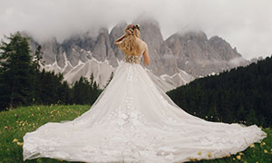 拖尾婚紗禮服美女外景攝影高清圖片