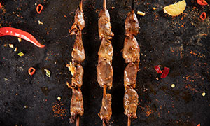 滋滋冒油的美味烤肉串摄影高清图片