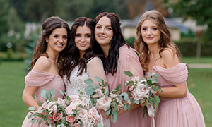 手拿鮮花的新娘與伴娘攝影高清圖片