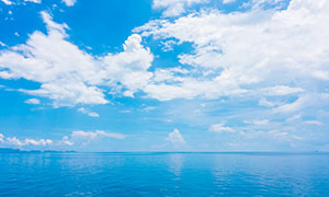 白云朵朵海天一色風光攝影高清圖片
