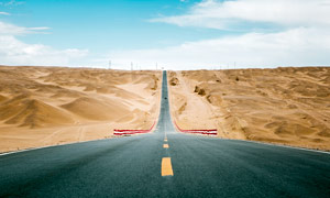 沙漠中的高速公路景觀攝影圖片