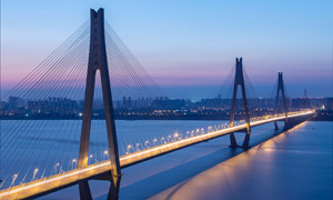 夜幕下的跨河大桥美景摄影图片