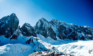 藍(lán)天下壯觀的雪山景觀高清攝影圖片