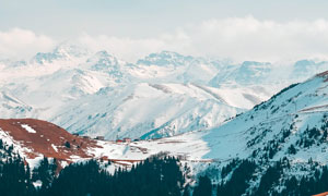 冬季大山中的雪景摄影图片