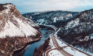 冬季山谷中的河流和公路摄影图片
