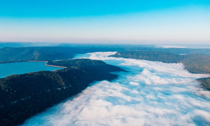 蓝天下的湖泊和雪山景观摄影图片