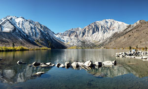 藍(lán)天下的大山和湖泊景觀攝影圖片