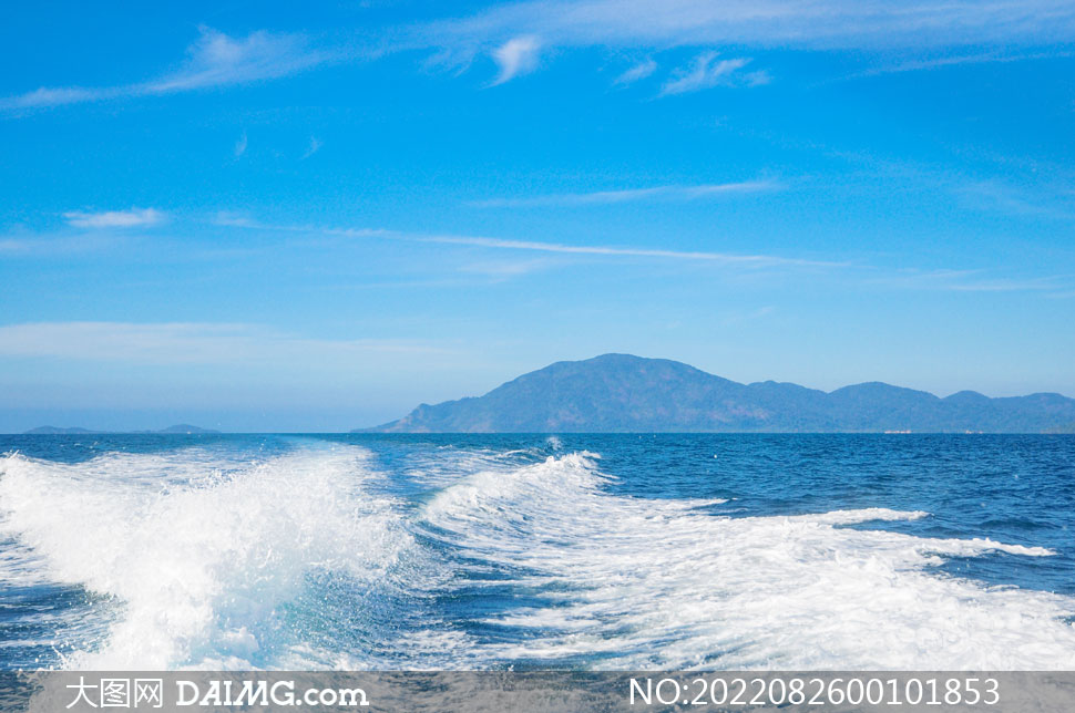 大海中波涛汹涌的海浪和浪花摄影图片