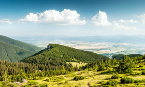 蓝天白云下的山林景观摄影图片