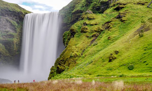 山崖上壯觀的大瀑布攝影圖片