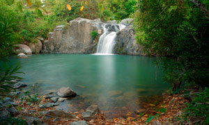 大山中小溪瀑布和水潭攝影圖片