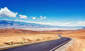 藍天白云下的高原公路景觀攝影圖片