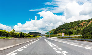 藍天白云下的高速公路景觀攝影圖片
