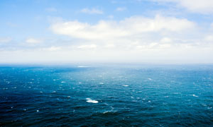 藍天白云下的美麗海洋攝影圖片