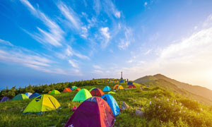 清晨在山顶上露营的帐篷摄影图片