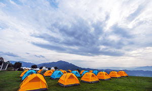 山顶上成排的帐篷摄影图片
