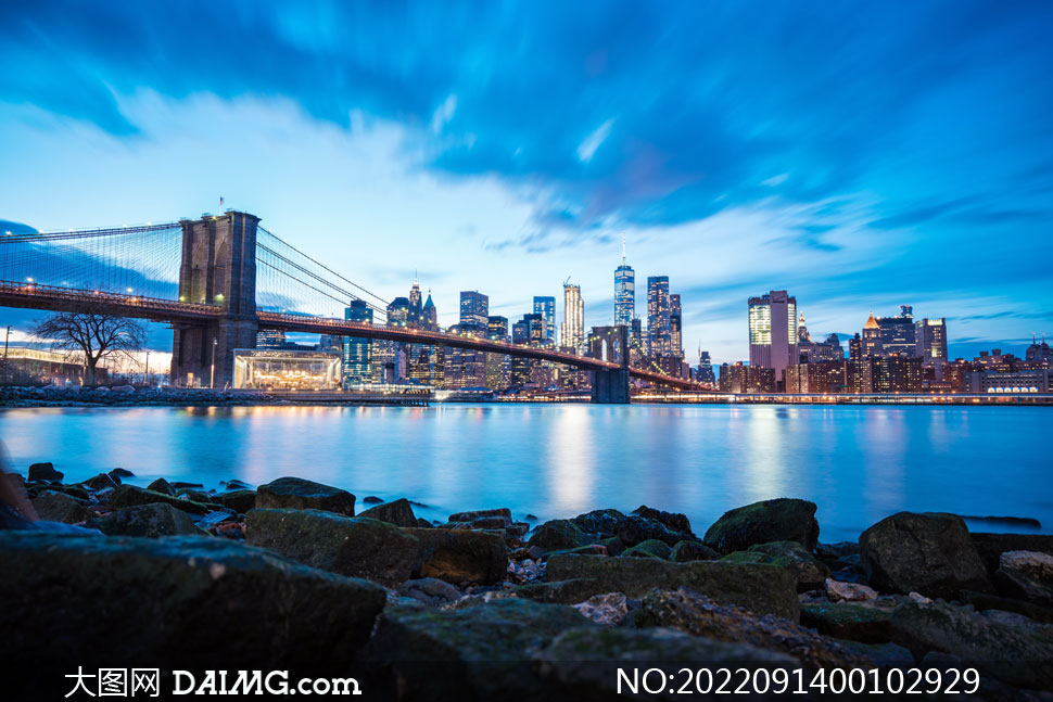 夜幕下的曼哈頓大橋美麗夜景攝影圖片