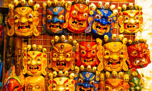 西藏景点商店里藏族面具摄影图片