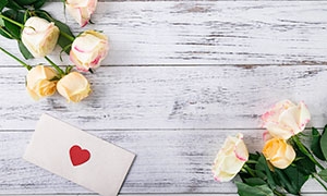 玫瑰花朵與心形點綴的卡片攝影圖片